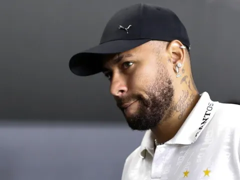 Đồng hồ World Cup đang đuổi kịp Neymar