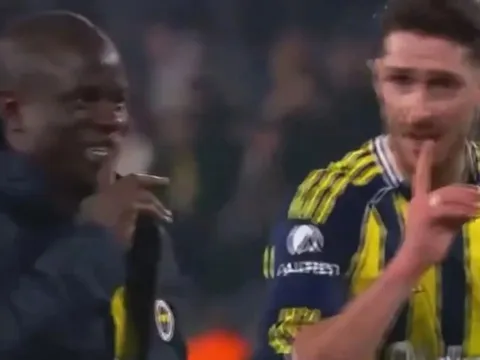 Khoảnh khắc đáng yêu của Kante gây sốt