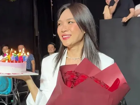 Mỹ Tâm cười tươi rói vì bị 'đánh úp' trong ngày đặc biệt