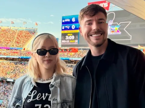 Tấm hình của Rosé (BLACKPINK) bên chàng trai có 460 triệu lượt theo dõi gây 'sốt'