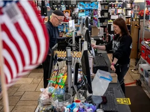 WSJ: Kinh tế Mỹ năm 2025 giống như chiếc 'tàu lượn siêu tốc'