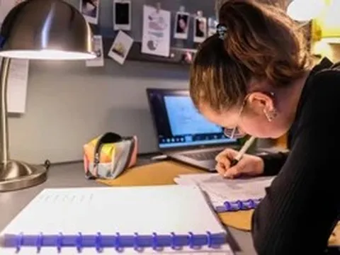 Học sinh nhập cư tại Mỹ học trực tuyến trong nỗi lo trục xuất