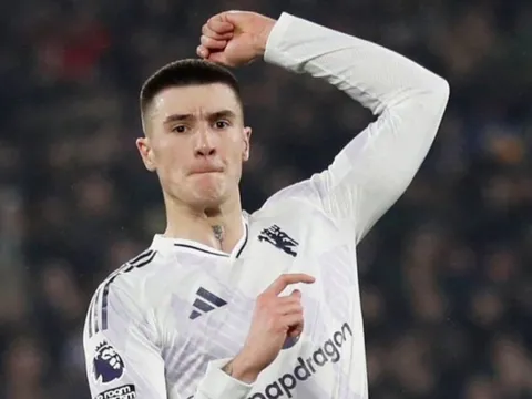 Cú chạm bóng thiên tài của Sesko