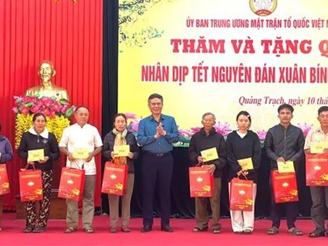 Lãnh đạo Đảng ủy MTTQ, các đoàn thể Trung ương tặng quà Tết hộ nghèo tại tỉnh Quảng Trị