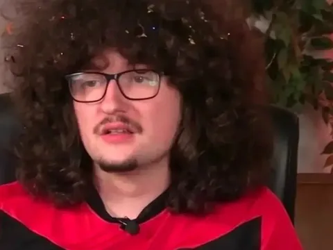 Fan cuồng MU gần 500 ngày chưa được cắt tóc