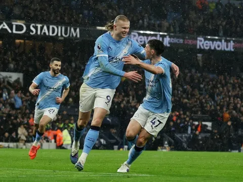 Haaland lập công, Man City áp sát Arsenal