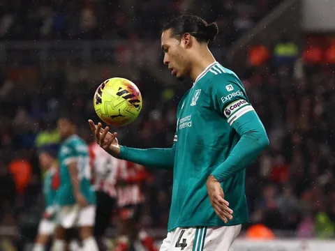 Liverpool chỉ còn kém MU 3 điểm