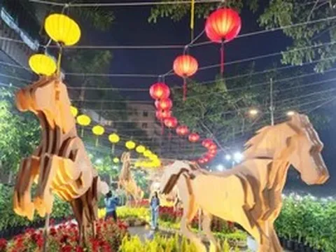 Rạng rỡ sắc xuân tại đường hoa bên Hồ Bán Nguyệt dịp Tết Bính Ngọ 2026