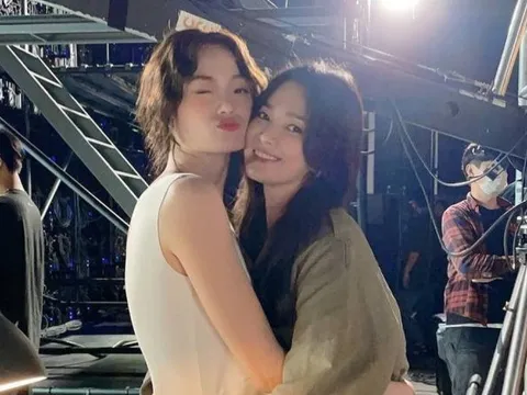 Tấm ảnh tiết lộ mối quan hệ của Song Hye Kyo với một người mẫu hàng đầu