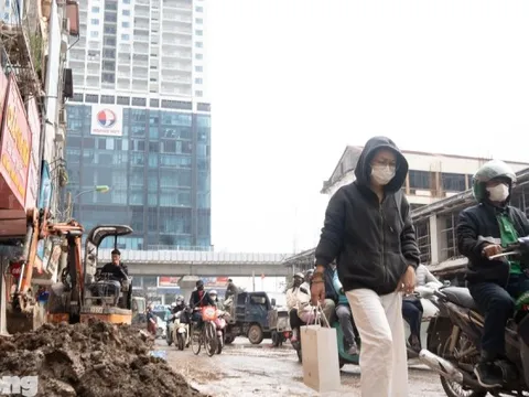 Cận cảnh đường Nguyễn Tuân lầy lội như ruộng cày trước Tết Bính Ngọ