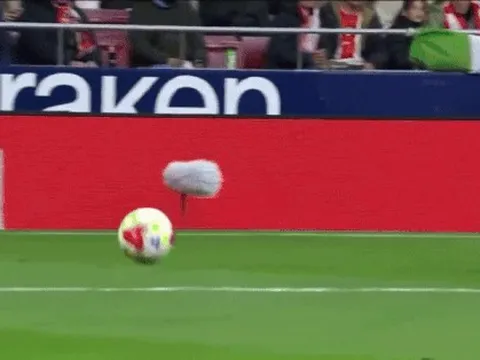 Thủ môn Barca mắc sai lầm khó tin