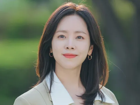 Han Ji Min gây sốt với tạo hình táo bạo, khoe lưng trần quyến rũ