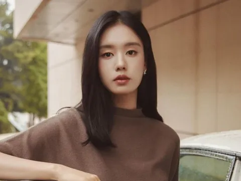 Ahn Eun Jin giảm 10kg, khoe sắc vóc mảnh mai gây sốt