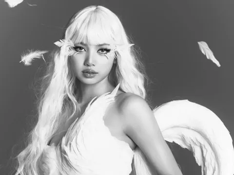 Ngẩn ngơ với loạt ảnh Lisa (BLACKPINK) khoe chân dài, visual cực 'bén'