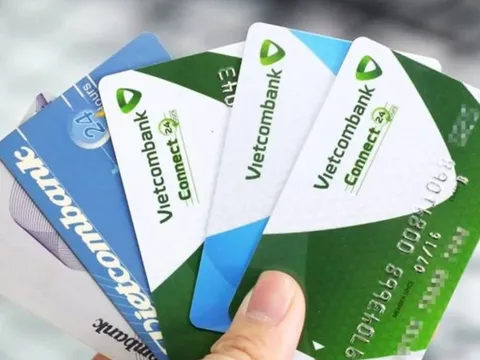 Vì sao thẻ ngân hàng đã khóa nhưng tài khoản vẫn bị trừ tiền?