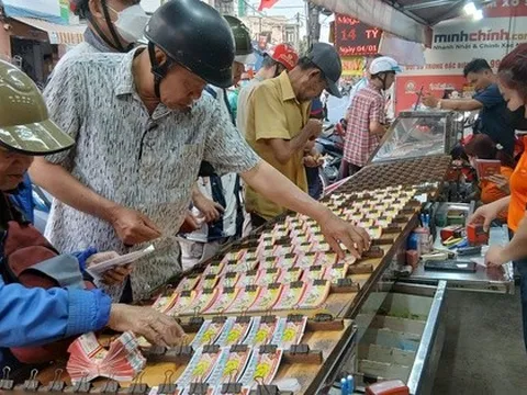 Người dân đổ xô mua vé số cầu may dịp Tết Nguyên đán 2026