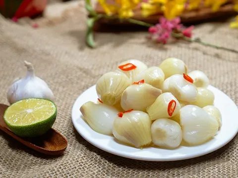 Bí quyết ăn dưa hành ngày Tết giúp dưa giòn lâu, không nổi váng