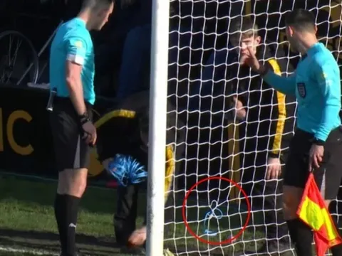 Trận Burton gặp West Ham hoãn liên tục vì loạt lý do bi hài