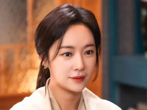 Nữ diễn viên Hwang Jung Eum bị chỉ trích khi phát đồ chơi miễn phí