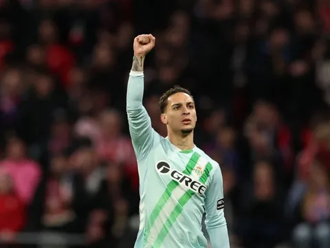 Một năm đổi đời của Antony