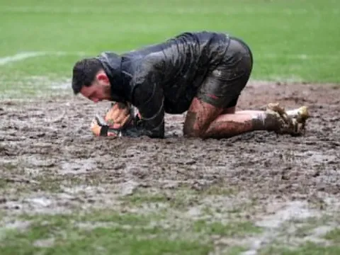 Sân nhà như cày ruộng của đội loại MU khỏi League Cup