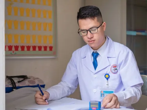 Tết hồi sinh của bác sĩ trẻ từng kiệt sức bên máy lọc máu 0