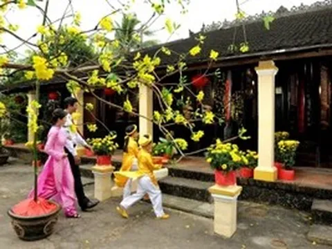 Tục xông đất đầu năm: Khát vọng 'đi nhanh, vươn xa'