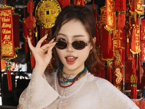 Phương Mỹ Chi mang guốc gỗ, e ấp diện trang phục truyền thống