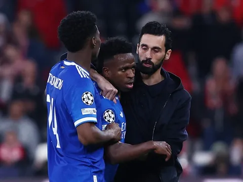 Vinicius tố bị gọi 'con khỉ', trận đấu tại Da Luz dừng 10 phút