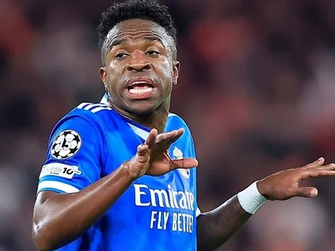 Tố bị gọi 'con khỉ', Vinicius vẫn phải nhận thẻ vàng