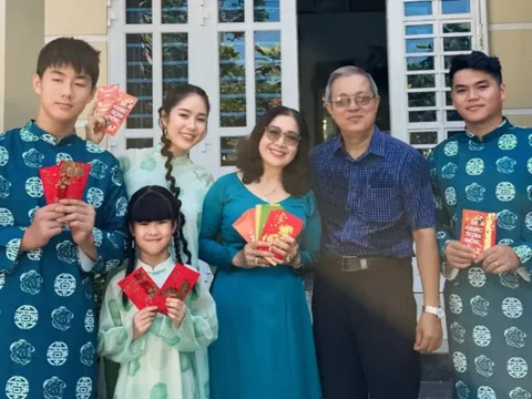 Vợ chồng Lê Phương đưa 2 con về miền Tây đón Tết