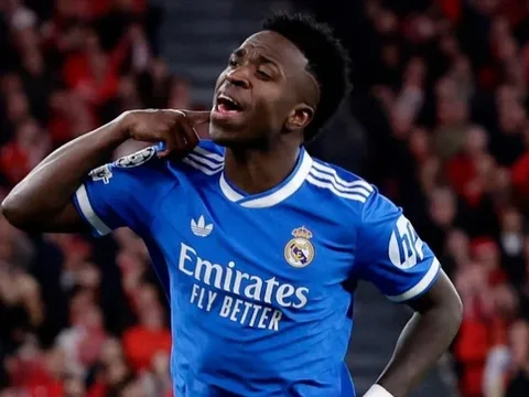Vinicius lập siêu phẩm giúp Real đánh bại Benfica