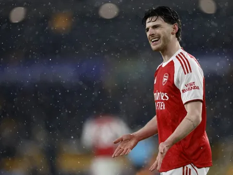 Arsenal dâng ngôi vương Ngoại hạng Anh cho Man City?