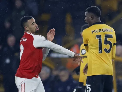 Cảnh hỗn loạn sau trận hòa tai hại của Arsenal