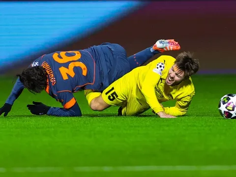 Mặt cỏ nhân tạo gây tranh cãi tại Champions League