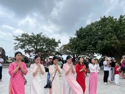 Hàng nghìn người vãn cảnh chùa Linh Ứng Đà Nẵng đầu năm mới