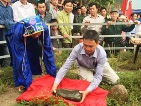 Độc đáo tục rước ‘đá thiêng’ xin vía đầu năm ở Thanh Hóa