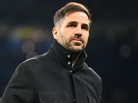 Thầy trò Fabregas níu chân AC Milan trong cuộc đua vô địch