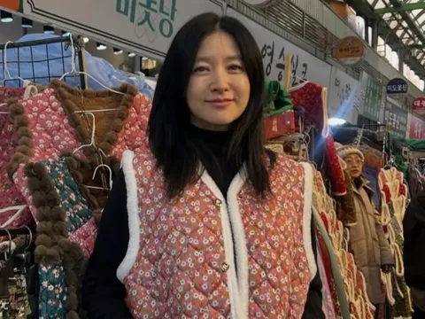 Lee Young Ae đi chợ truyền thống nhân dịp Tết Nguyên đán
