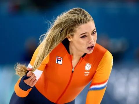 'Nữ hoàng trượt băng' kiếm bộn tiền nhờ để lộ áo bra ở Olympic