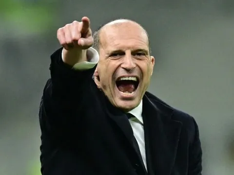 Gọi người khác 'trẻ con', Allegri quên nhìn lại mình