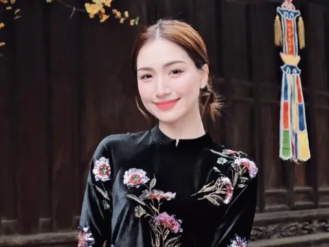 Hòa Minzy diện áo dài kín đáo khi đi chùa Bút Tháp