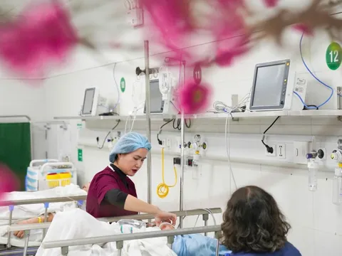 Bác sĩ tuyến cuối trực xuyên Tết, giành giật sự sống từng giây cho bệnh nhân 0