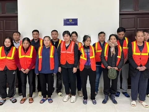 Công an Hà Nội triệt phá ổ nhóm đánh bạc đa phần là nữ trên sông Hồng