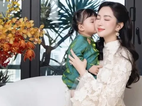 Hoa hậu Đặng Thu Thảo đăng khoảnh khắc gia đình trong dịp Tết Bính Ngọ