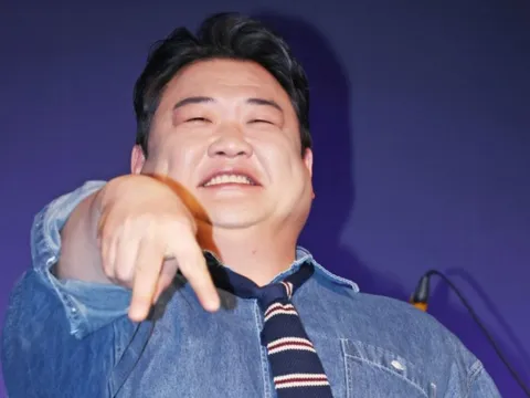 Diễn viên hài Kim Jun Hyun vướng tranh cãi vì phớt lờ fan trên đường đi làm