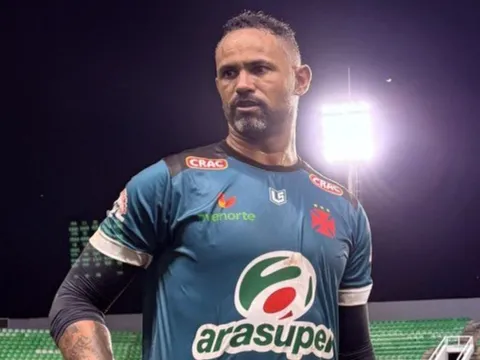 Thủ môn bị kết tội giết người trở lại thi đấu