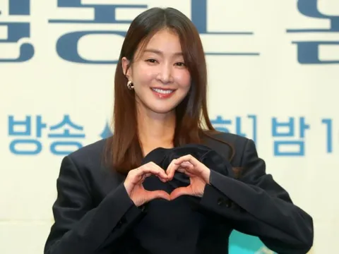 Lee Si Young gây sốt với cơ bụng sau 3 tháng sinh con