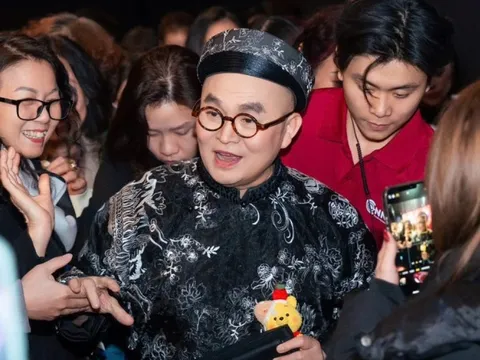 Choáng với số tiền nghệ sĩ Xuân Hinh lì xì cho khán giả