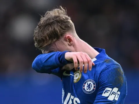 Chelsea tự bắn vào chân trong cuộc đua top 4 với MU